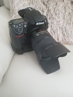 Nikon D700 Body FX, Lens Nikon 24-120, Motor Drive, Nikon Strap, Battery and Charger.