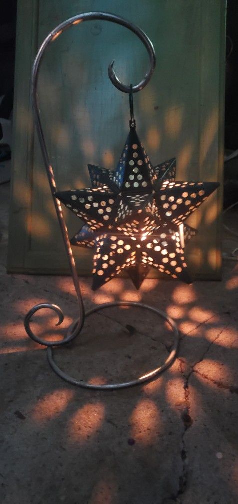 Metal star candle holder