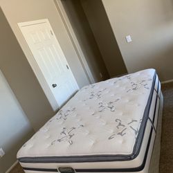 QUEEN BEAUTYREST PILLOW TOP MATTRESS AND FREE BOX SPRING