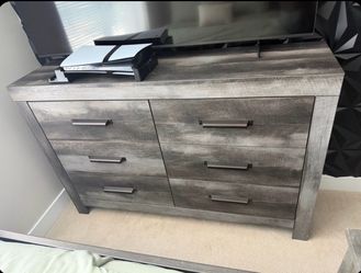 QUEEN BEDROOM SET – EXCELLENT CONDITION – $550 OBO