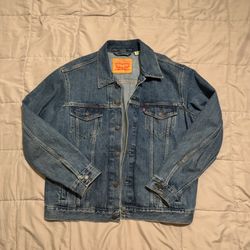 LEVIS jean jacket women’s medium