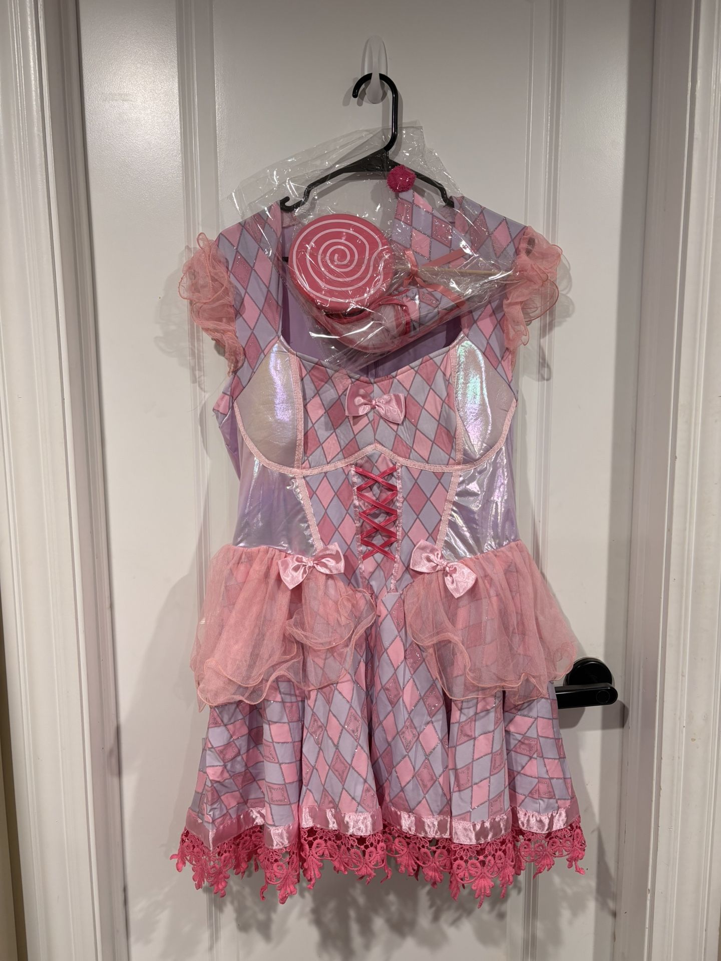 Includes: One jumpsuit (Size 2X) and Mario hat. Condition: Gently used, clean, no major defects. Great for Halloween, cosplay, or themed events.