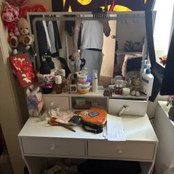 Vanity Desk With Mirror & Lights 