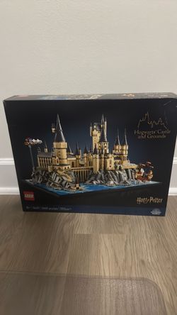 Hogwarts Castle and Grounds Lego Set New