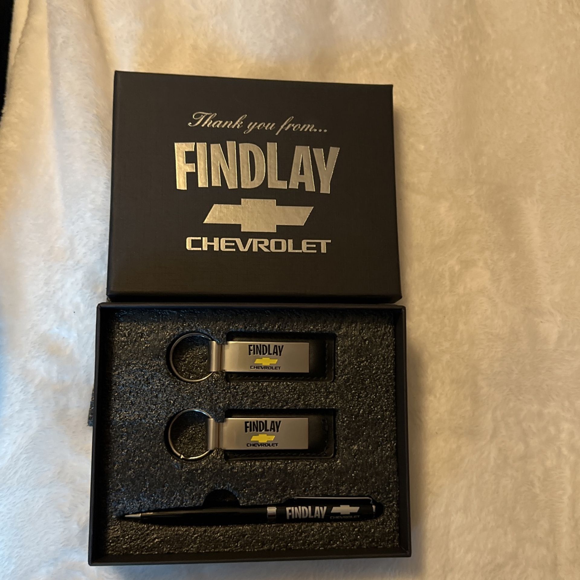 New Set Of Key Chain Chevrolet W/ Findlay Chevy Pen