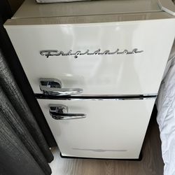 Frigidaire EFR840-Cream Retro Mini Fridge