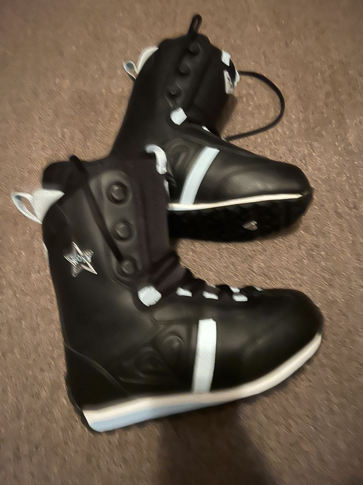 ROXY TRACK LACE SNOWBOARD BOOTS - WOMENS Size 8, Pre-Owned, Great Condition