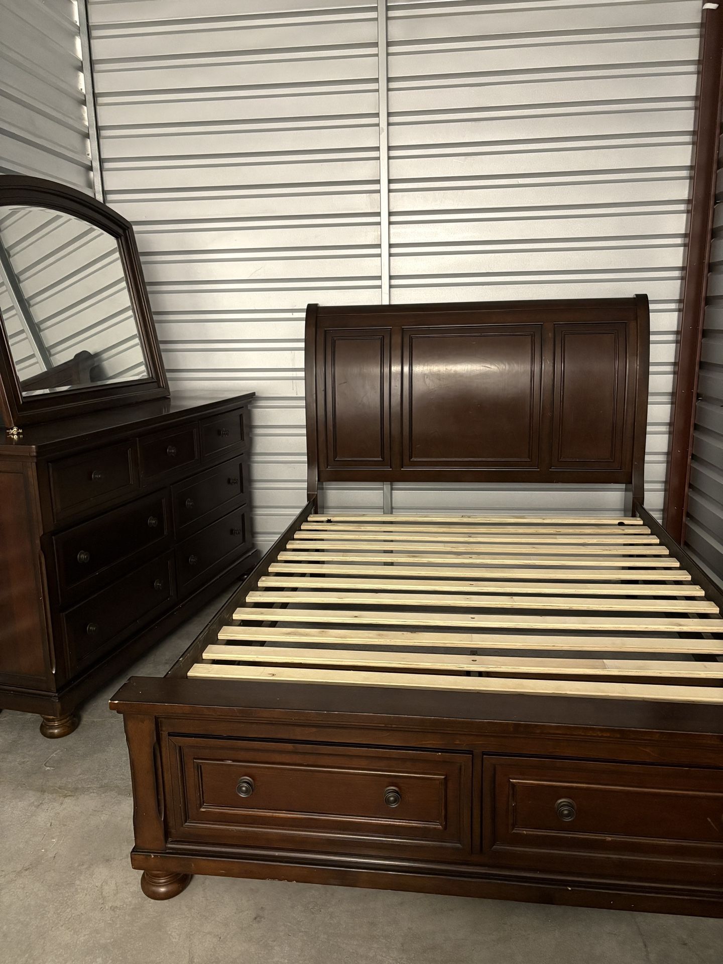 Porter Queen Sleigh Bed with Mirrored Dresser