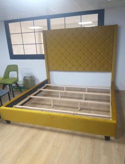 Queeh bed frame free delivery 🚚