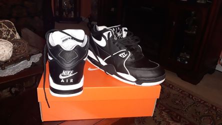 NIKE SNICKERS SIZE 9.5