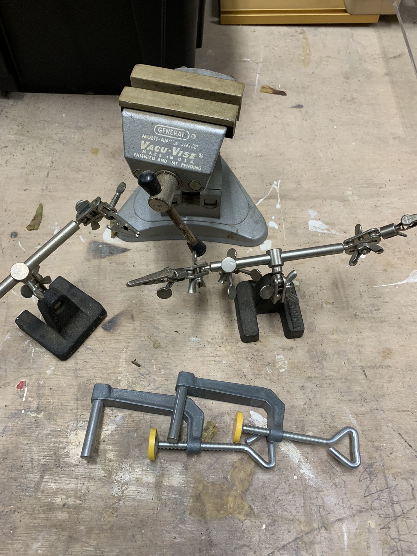 Vise And Aligátor Clamp Stands