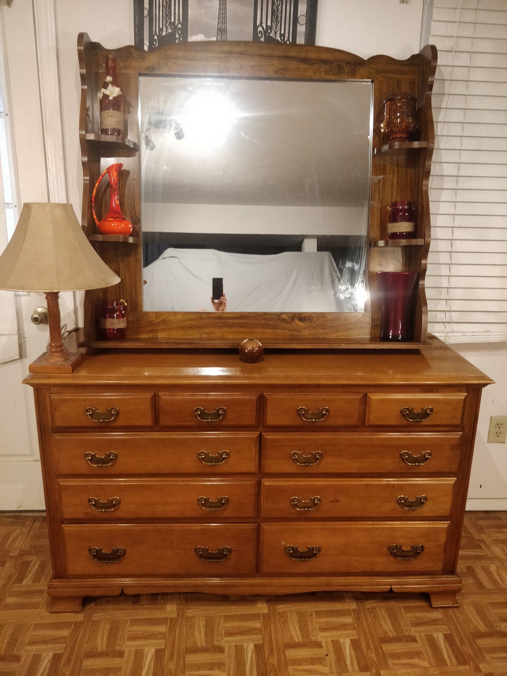 Nice solid wood dresser with 10 drawersr and big mirror in great condition all drawers working well, dovetail drawers.