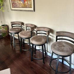 4 Bar Stools 