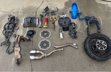 Kawasaki ZX6R  Parts 2006-2007 Read description