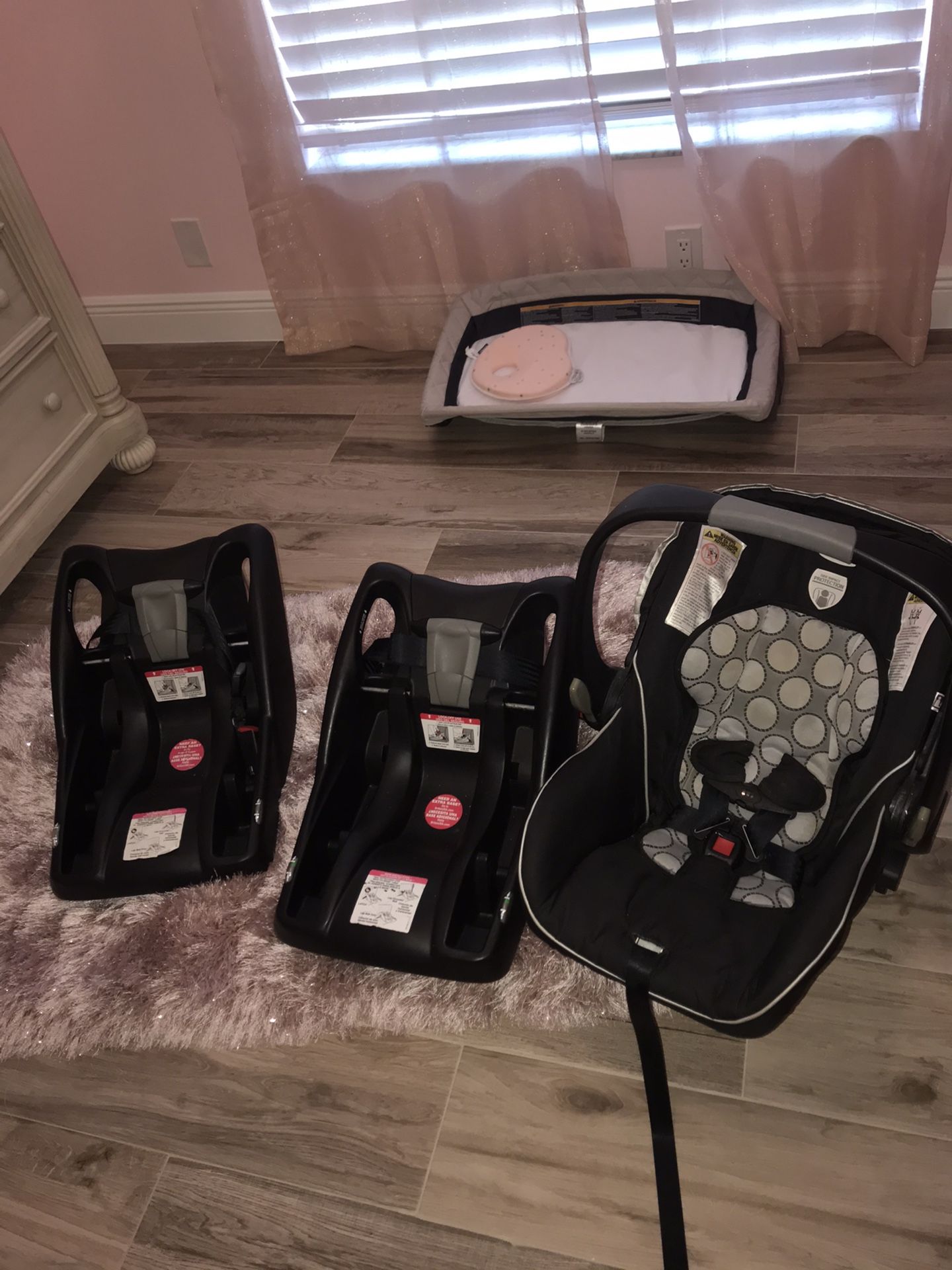 Britex car seat and 2 bases!!! Amazing deal!!