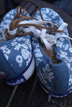 Women meds new size 8.5 comes w/ 2 pair of shoe strings!!!!