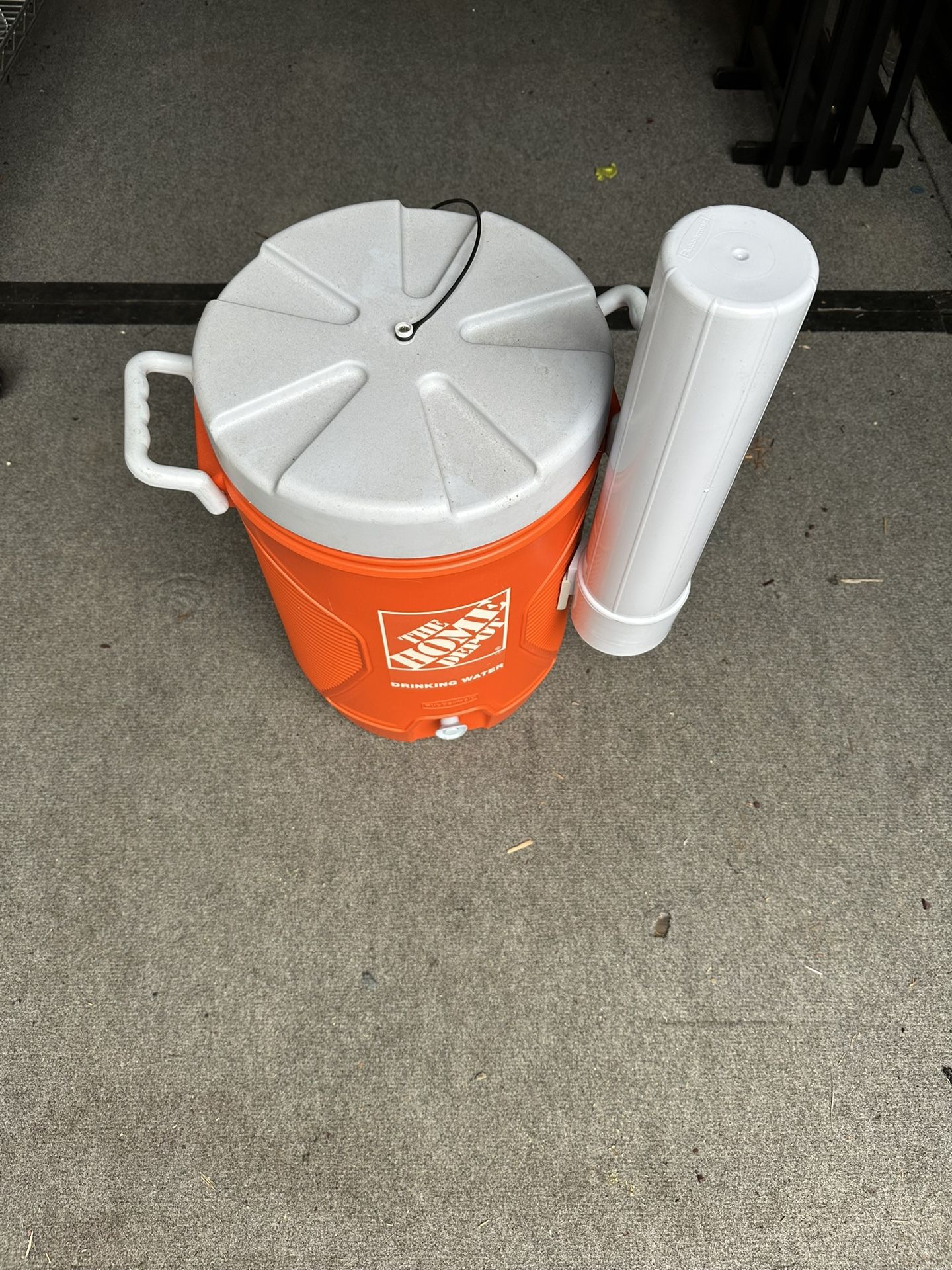 Rubbermaid Water Dispenser