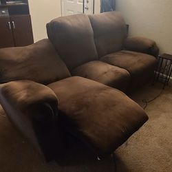 Reclining sofa with nice features