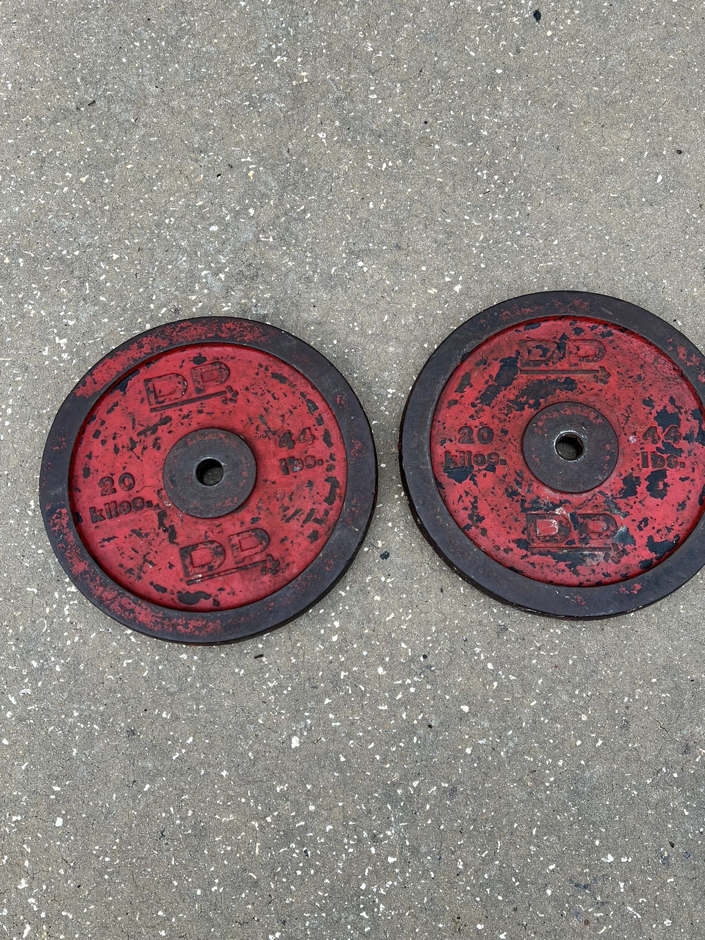 DP 44 Lb 20 Kilos Barbell Weight Plate 1" Hole By Diversified Products Red/rust. Used in good condition as pictured