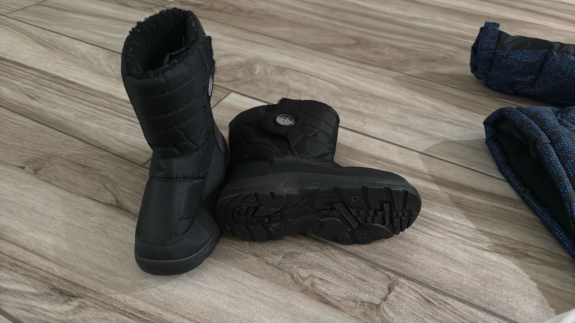 Boys’ Size 5 Snow Boots