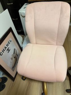 Pink velvet swiveling chair