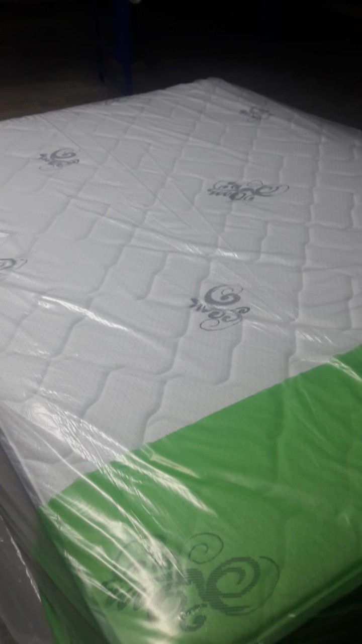NEW QUEEN MATTRESS AND BOX SPRING