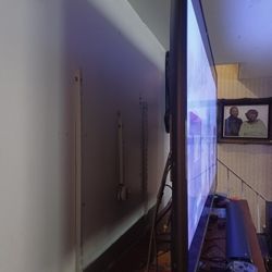 70" VIZIO 4K MONITOR WITH ROKU REMOTE AND LG 2.1 CHANNEL SOUND BAR WITH SUBWOOFER $500 FINAL PRICE 