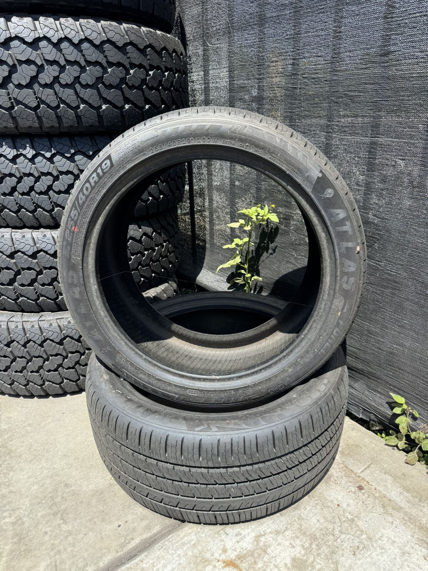 Atlas 255 40 R19