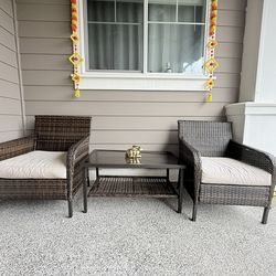 Patio set - 4 seater chairs with cushions and table - Gently used