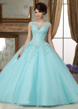 Quinceañera Dresses , 2 Crowns and 1 Cards Box