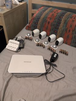 4 NETGEAR Arlo Cameras VMC3030 & Base Station VMB3000 Wi-Fi Security Battery Charger
Pre-Owned