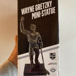 L.A.KINGS WAYNE GRETZKY MINI STATUE..