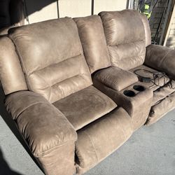 Dual Recliner Loveseat With Middle Console 