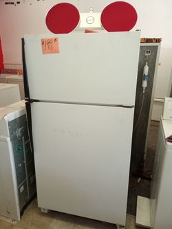 Amana Refrigerator white ex large works great excellent condition . Warranty . Delivery available . 2203 Fowler st. Ft. Myers 33901