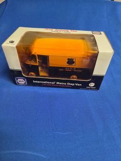 1:25 First Gear NAPA International Metro Step Van Parts Delivery Van