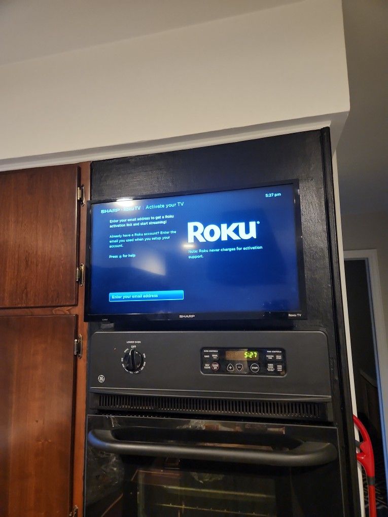 24" ROKU SHARP SMART TV And TV Mount