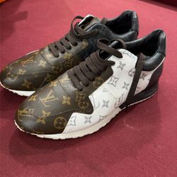Louis Vuitton Men Shoes size 11 Like New 