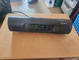 Vintage Sony Clock Radio. Works with battery cover!
