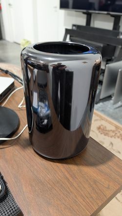 Mac Pro 2013 - Like new!