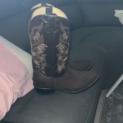 Like New Cuello De Toro 8.5