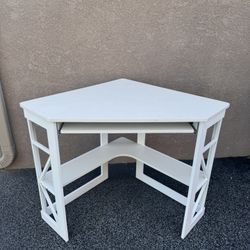 White Corner Desk w/ Pull-Out Keyboard Tray – Great Condition 🤍