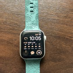 Apple Watch SE w/Various Watch Bands, Screen Protector, And Charging Cord