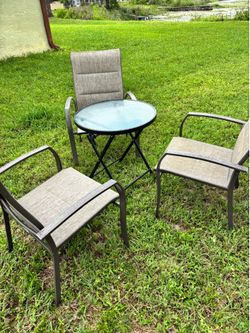 5 Sling back metal chairs & 2 tables NO rust in very good shape