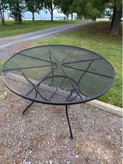 Round Patio Table