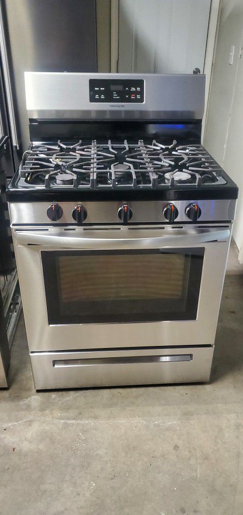 Frigidaire Stove 5 Burners The Oven Is Working  Everything Perfect Conditions..