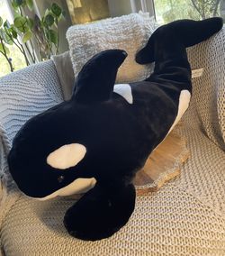 Large 32” SeaWorld branded Shamu orca whale plushy