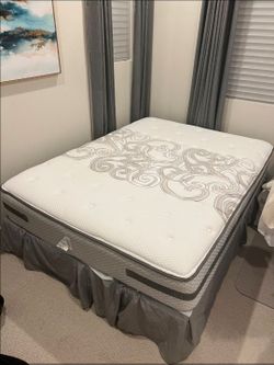 Like New queen size sealy posturepedic luxury mattress