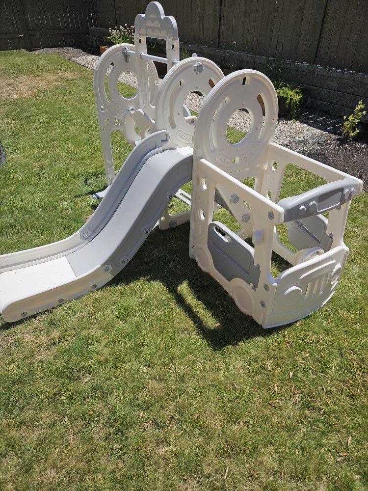 Children's Play Set (Almost New)