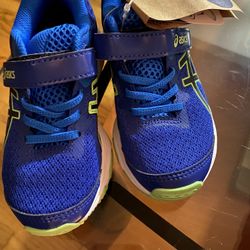 BRAND NEW KIDS SIZE 10 ASICS SHOES