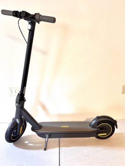 Segway - Max G30P Electric Kick Scooter w/40.4 mi Max Operating Range & 18.6 mph Max Speed - Black